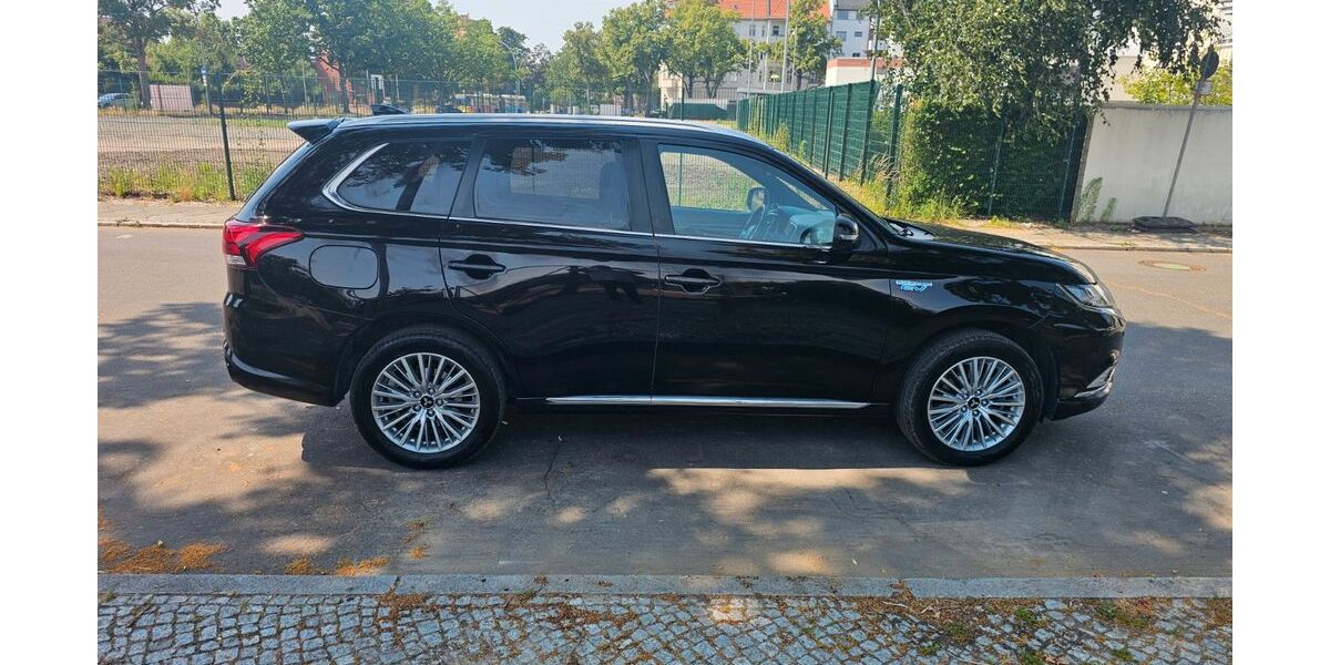 Mitsubishi Plug-in Hybrid Outlander 144.000 km 16.400 &euro; Berlin 13435