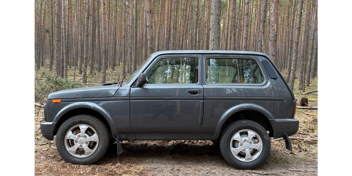 Lada Niva 90.590 km 8.900 &euro; Berlin 13187